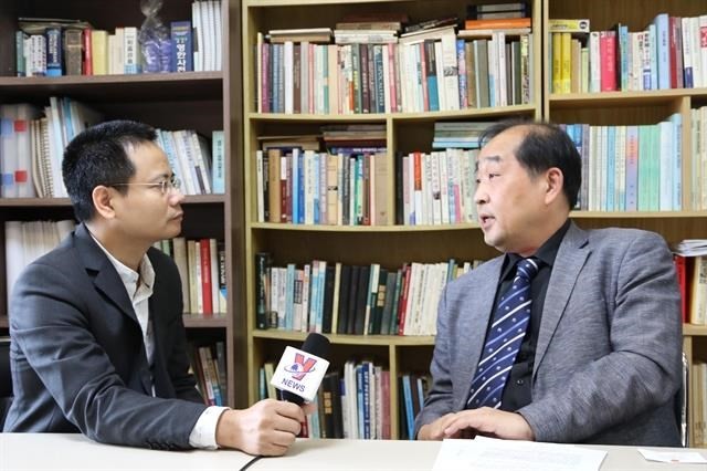Professor Lee Woong-Hyeon (R) in an interview with the Vietnam News Agency's correspondent in Seoul (Photo: VNA)