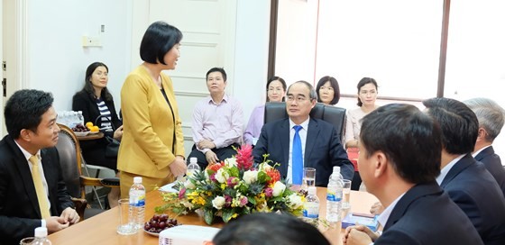 Vietnamese Ambassador to Singapore Tao Thi Thanh Huong receives the high-ranking delegation from HCMC (Photo: SGGP)