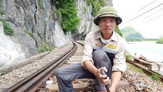 A track worker on Lang Son mountain (Photo: SGGP)
