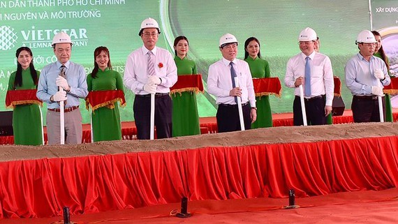 Chairman Nguyen Thanh Phong and emissaries taking part in the groundbreaking ceremony