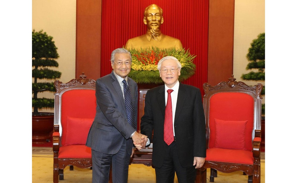 Party General Secretary and President Nguyen Phu Trong hosted a reception for visiting Malaysian Prime Minister Mahathir Mohamad in Hanoi on August 28 (Photo: VNA)