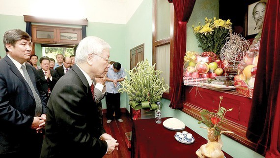 Party General Secretary and President Nguyen Phu Trong offers incense in memory of President Ho Chi Minh at House 67