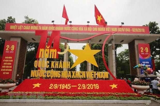 Thong Nhat (Reunification) Park's gate decorated on the occasion of Vietnam's National Day (September 2, 1945) (Photo: VNA)