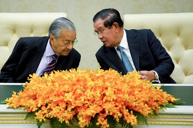 Cambodian Prime Minister Samdech Techo Hun Sen (R) and his visiting Malaysian counterpart Mahathir Mohamad (Photo: AFP)