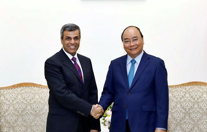 Prime Minister Nguyen Xuan Phuc (R) and Kuwaiti Minister of Oil and Electricity and Water Khaled Ali Al Fadhel (Photo: VNA) 