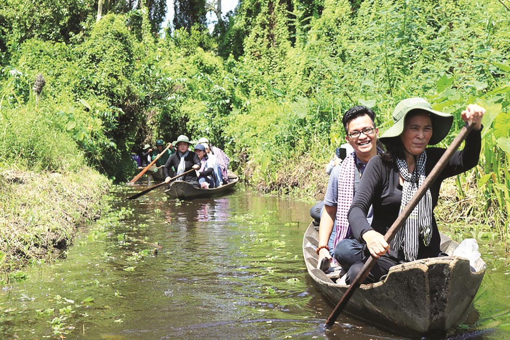 Tourists travel by boat in the Mekong Delta (Photo: SGGP)