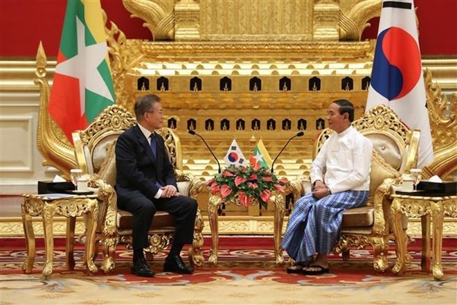  President of the Republic of Korea Moon Jae-in (L) meets with his Myanmar counterpart U Win Myint (Photo: Yonhap/VNA)