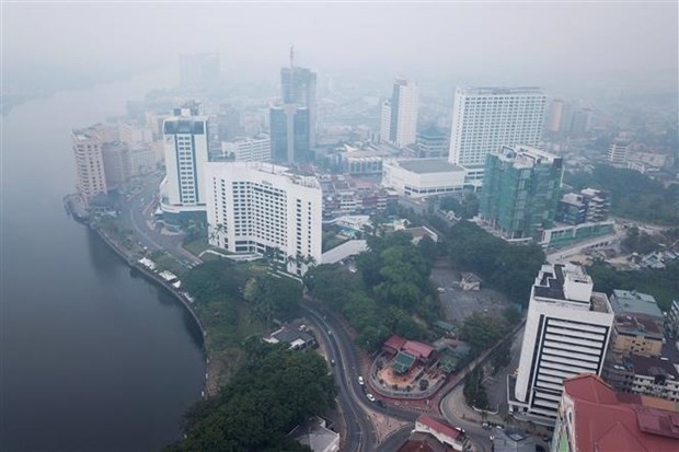 Smog covers Kuching in Sarawak state of Malaysia's Borneo island (Photo: AFP/VNA)