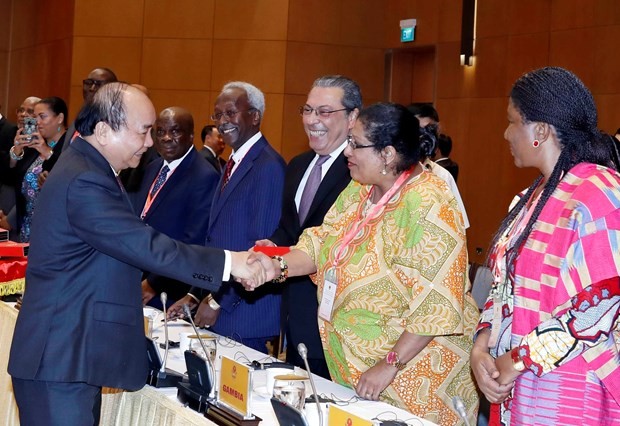 Prime Minister Nguyen Xuan Phuc (L) meets with ambassadors of Middle East and African countries (Photo: VNA)