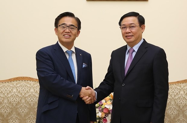 Deputy Prime Minister Vuong Dinh Hue (R) receives Governor of Japan’s Aichi prefecture Omura Hideaki in Hanoi on September 12 (Photo: Vietnam Government Portal)
