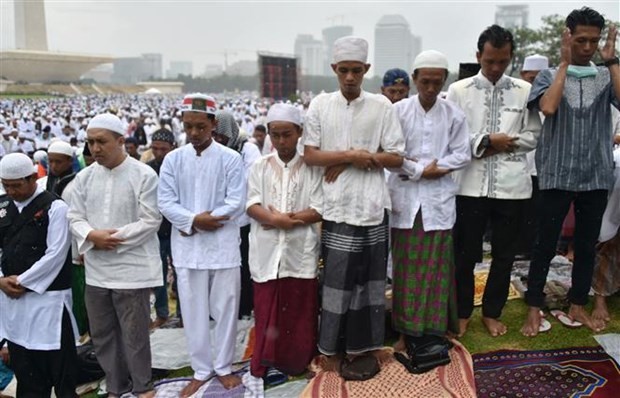 People in Indonesia pray for rain (Photo: AFP/VNA)