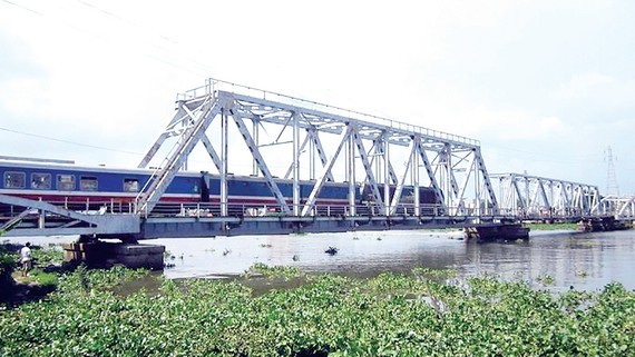 Binh Loi railway bridge