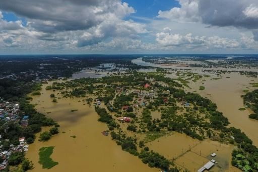 Floods in the last two weeks have submerged homes, roads, and bridges in northeastern Thailand (Photo: AFP/VNA)