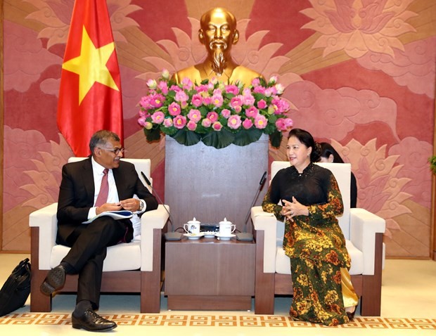 National Assembly Chairwoman Nguyen Thi Kim Ngan (R) and Chief Justice of the Supreme Court of Singapore Sundaresh Menon at the meeting in Hanoi on September 16 (Photo: VNA)