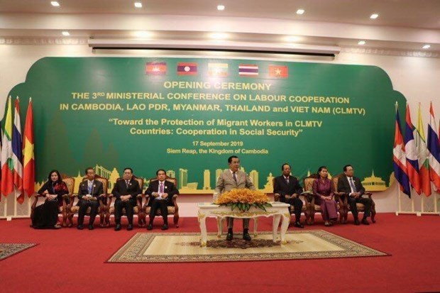 Cambodian Prime Minister Hun Sen (C) and delegates from the CLMTV countries at the opening ceremony (Photo: VNA)