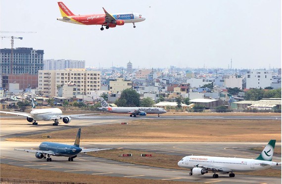 Planes at Tan Son Nhat Airport waiting to take off (Photo: SGGP)