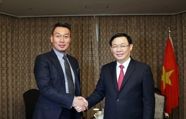 Deputy Prime Minister Vuong Dinh Hue (R) and  Director of the RoK’s Alliex Technology Company Park Byounggun (Photo: VNA)