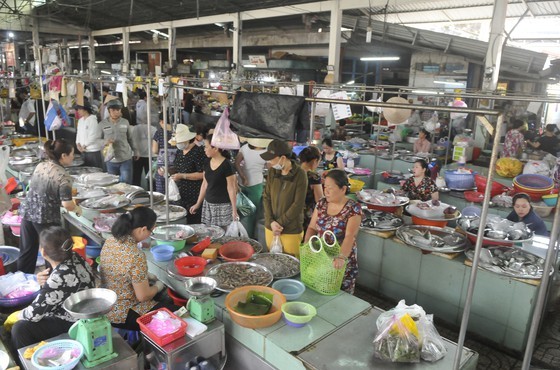 Busy tradings at Nguyen Van Troi traditional market. (Photo: SGGP)