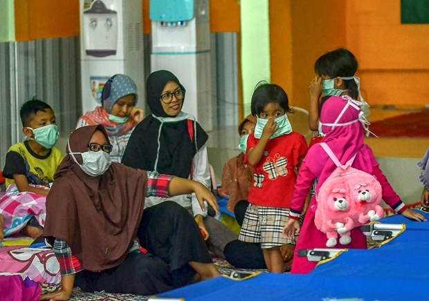 Indonesian people at an anti-haze centre in Riau province on September 20 (Photo: AFP/VNA)