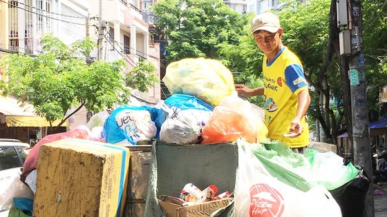 Most waste collection wagons are old makeshift frames on wheels. (Photo: SGGP)