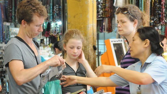 Foreign visitors go shopping Ben Thanh market in HCMC (Photo: SGGP)