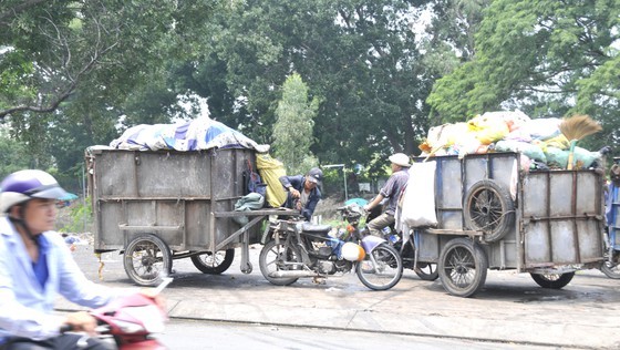 Makeshift collectors’ wagons are causing serious urban pollution. (Photo: SGGP)
