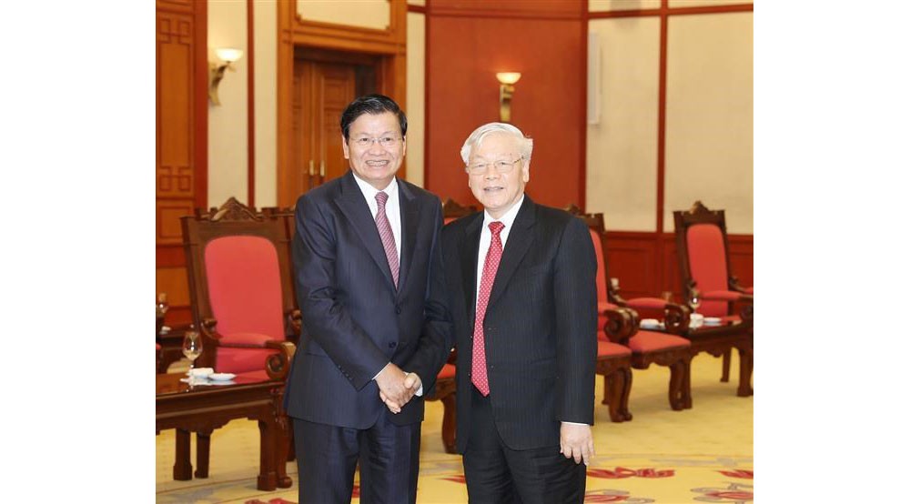 Party General Secretary and President Nguyen Phu Trong (R) meets Lao Prime Minister Thongloun Sisoulith, October 1 (Photo: VNA)