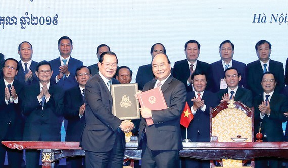 PM Nguyen Xuan Phuc and PM Samdech Techo Hun Sen sign Supplementary Treaty to the 1985 Treaty on the Delimitation of National Boundaries and the Supplementary Treaty 2005 (Photo: VNA)