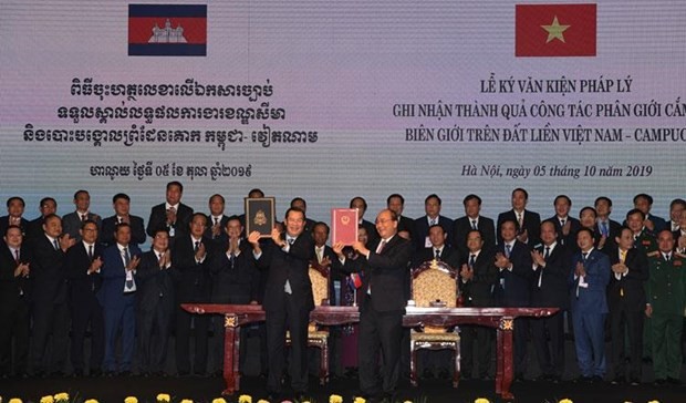 Prime Minister Hun Sen and his Vietnamese counterpart Nguyen Xuan Phuc display the agreement reached (Source: https://www.khmertimeskh.com)