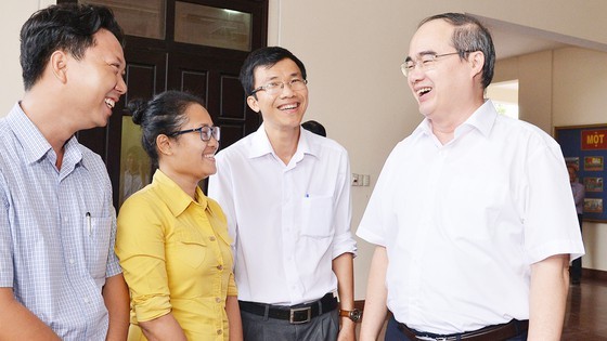 Secretary of the Ho Chi Minh City Party Committee Nguyen Thien Nhan meeting with young resource planning employees
