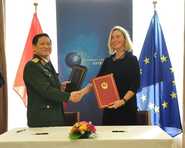  Minister of National Defence General Ngo Xuan Lich (L), and Vice President of the European Commission and High Representative of the EU for Foreign Affairs and Security Policy Federica Mogherini (Photo: VNA)