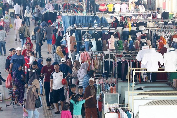 Merchants and buyers pack the Tanah Abang Skybridge that connects the railway station to the famous Tanah Abang textile market in Central Jakarta. (Source: The Jakarta Post)
