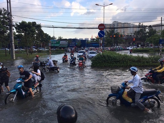 Tidal waters submerged a street in HCMC at the end of September (Photo: SGGP)