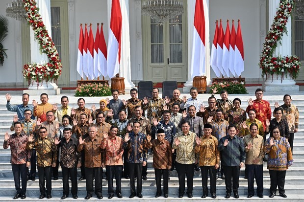 Indonesian President Joko Widodo (front, sixth, left) and members of his new cabinet pose for a photo on October 23 (Photo: AFP/VNA)
