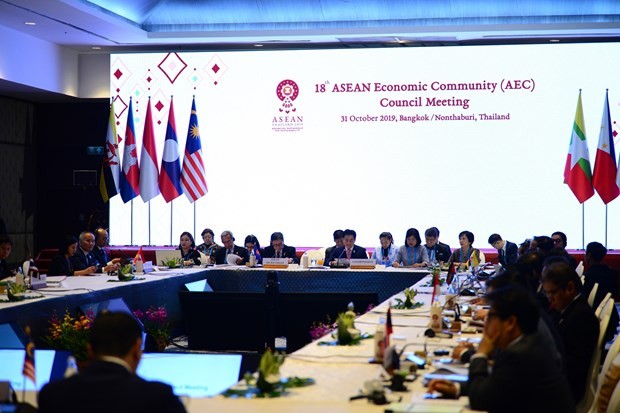 The 18th ASEAN Economic Community (AEC) Council Meeting takes place in the Thai province of Nonthaburi on October 31 (Photo: VNA)