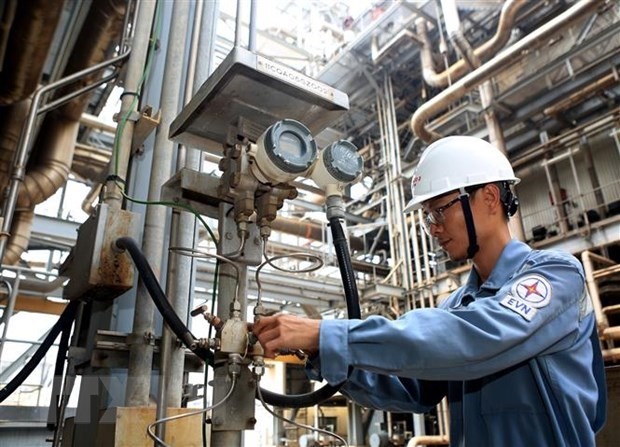 A worker operates equipment at Phu My 1 thermal power plant in Ba Ria-Vung Tau province of Vietnam (Photo: VNA)