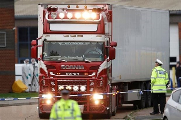UK police investigate at the scene of the lorry   containing 39 bodies in Grays, Essex, the UK (Source: Reuters/VNA)