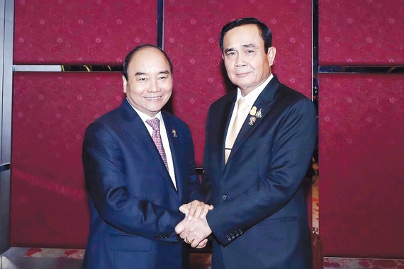 Vietnamese Prime Minister Nguyen Xuan Phuc (L) and Thai Prime Minister Prayuth Chan-o-cha at the plenary session of the 35th ASEAN Summit (Photo: VNA)