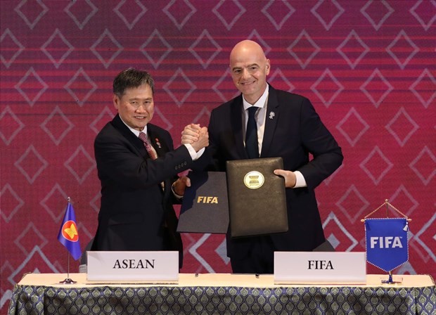 ASEAN Secretary-General Lim Jock Hoi (L) and FIFA President Gianni Infantino (Photo: VNA)