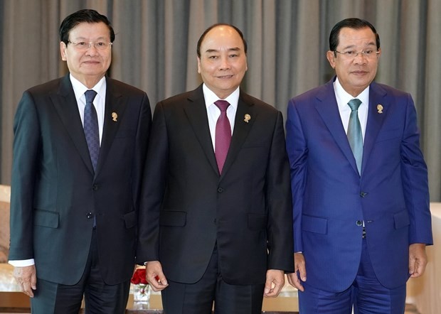 Prime Minister Nguyen Xuan Phuc (centre) and his counterparts Thongloun Sisoulith of Laos (left) and Samdech Hun Sen of Cambodia (right) at their working session in Bangkok on November 3 (Photo: VNA)