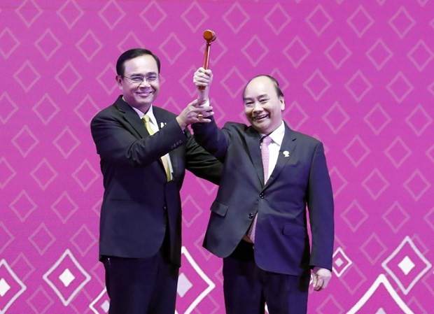 Thai Prime Minister Prayut Chan-o-cha (L) hands the chairmanship hammer to his Vietnamese counterpart Nguyen Xuan Phuc at the ceremony in Bangkok on November 4 evening (Photo: VNA)