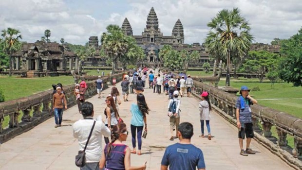 Visitors at Angkor Wat in Cambodia (Photo: phnompenhpost.com)