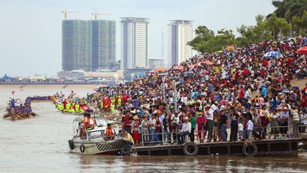 People gather by the Tonle Sap river in Phnom Penh during last year’s Water Festival (Source: www.phnompenhpost.com)