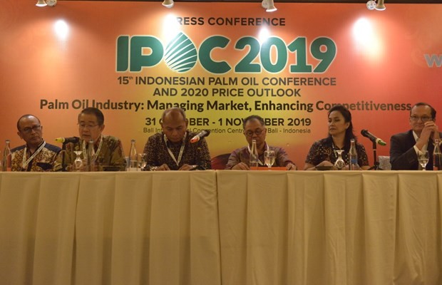 Indonesian National Energy Committee (DEN) secretary general Djoko Siswanto, third from left, attends a press conference at the 15th Indonesian Palm Oil Conference in Nusa Dua, Bali. (Photo courtesy of Gapki)