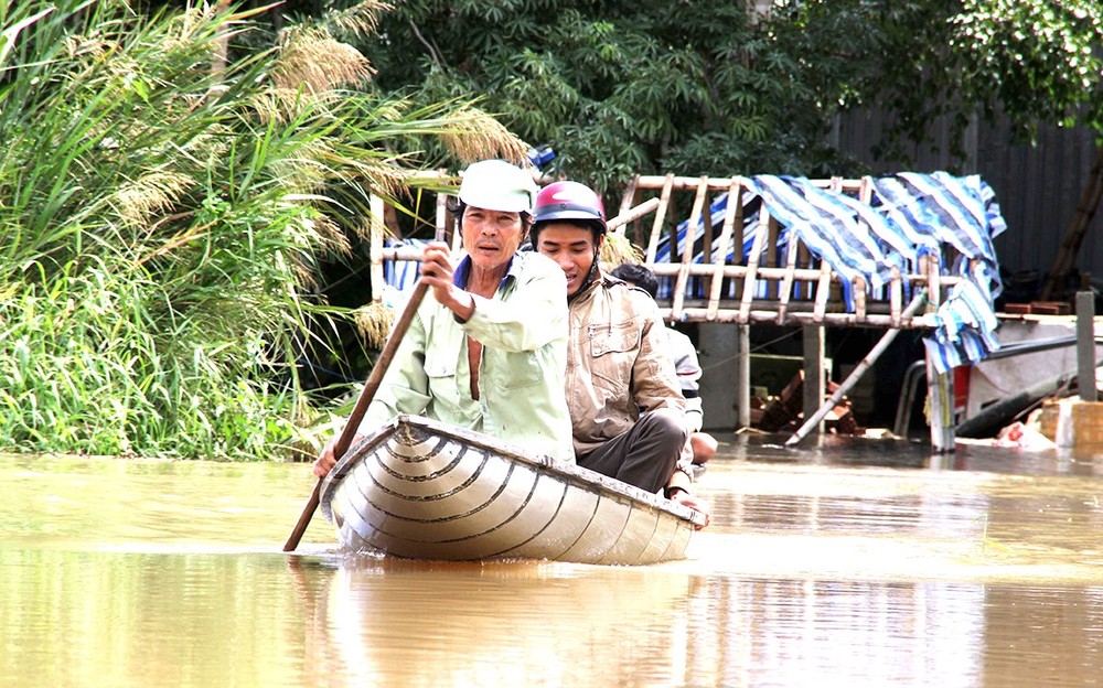 Residents travel by boat in Tuy An district, Phu Yen province (Photo: SGGP)
