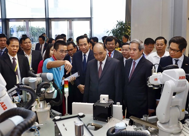 Prime Minister Nguyen Xuan Phuc (front, third, right) visits an exhibition on the sidelines of the forum on vocational training in Hanoi on November 16 (Photo: VNA)