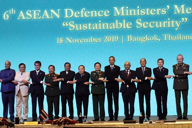 Defence Minister Gen. Ngo Xuan Lich (sixth, right) and other officials pose for a photo at the 6th ASEAN Defence Ministers’ Meeting Plus in Bangkok on November 18 (Photo: VNA)