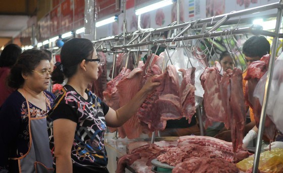 Consumers buy pork in Ben Thanh market, District 1, HCMC (Photo: SGGP)