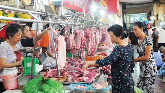 Consumers’ pork demand is still high despite price hike trend (Photo: SGGP)