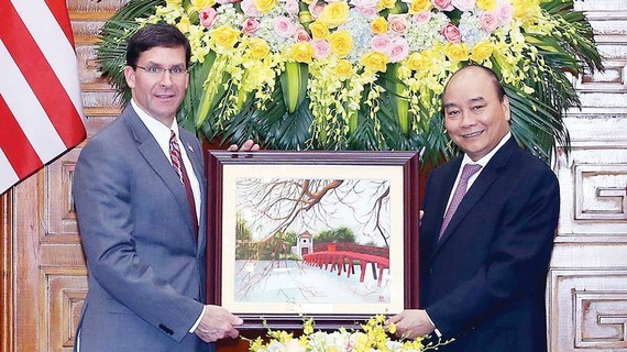Prime Minister Nguyen Xuan Phuc (R) and US Secretary of Defence Mark Esper (Photo: VNA)